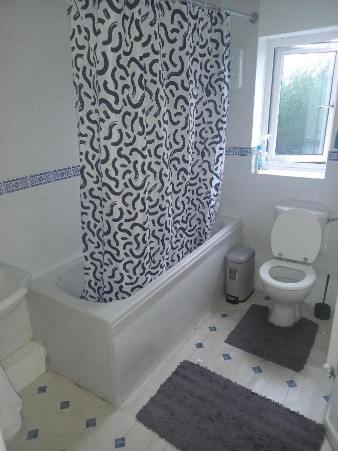 Entire 2 Bedroom House With Parking View